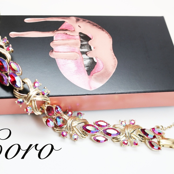 GORGEOUS VINTAGE CORO PEGASUS *signed* PINK CRYSTAL GOLD TONE BRACELET - Picture 4 of 8